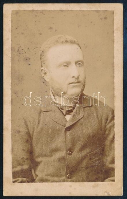 cca 1880 Férfiportré, keményhátú fotó Fleck Rudolf budapesti műterméből, 10,5×6,5 cm