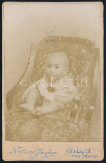 1897 Babaportré, keményhátú fotó a Fortuna Fényirdából, 10,5×6,5 cm