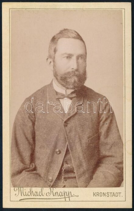 cca 1890 Férfiportré, keményhátú fotó Michael Knapp brassói műterméből, 10,5×6,5 cm