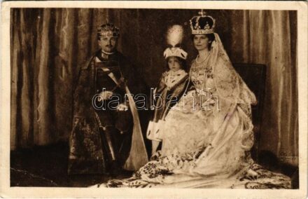 1918 IV. Károly, Zita királyné és Ottó a trónörökös. Magyar Vöröskereszt Egylet Szeretetadomány osztálya / Charles I of Austria, Queen Zita and Crown Prince Otto (EK)