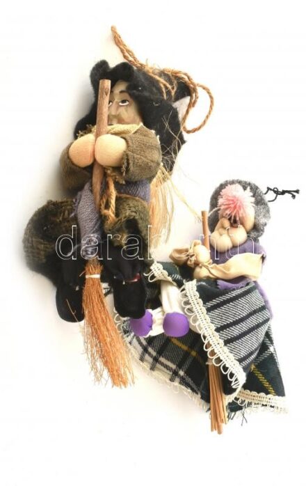 Seprűn repülő boszorkányok, 2 db felakasztható dísz figura, m: 17-24 cm