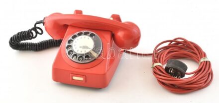 Mechanikai Művek retró bakelit tárcsázós telefon, piros színben, alján 'Magyar Posta tulajdona' beütéssel, típus: CB 76 MM