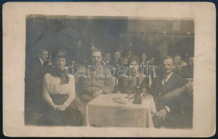 cca 1916 A budapesti Teréz körúti Sorrento nagy kávéház vendégei a háború idején katonákkal, fotó, 8,5×13,5 cm