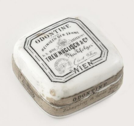 Kis doboz Odontine cégtől, fogászati kellék tartó 'fogpor', 1900 körül, Bécs, kopott, 6,5x6,5cm, Kopot etiketten olvasható: 'Fogpor szilárd állapotban'