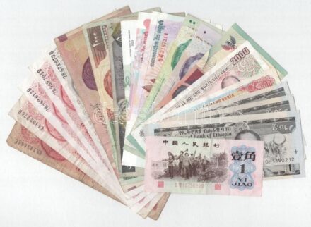 Vegyes 20db-os papírpénz tétel, benne szingapúri, argentin, kambodzsai, indonéz, vietnámi, etiópiai, kínai és iráni bankjegyek T:II-III Mixed 20pcs of paper money lot with banknotes from Singapore, Argentina, Cambodia, Indonesia,