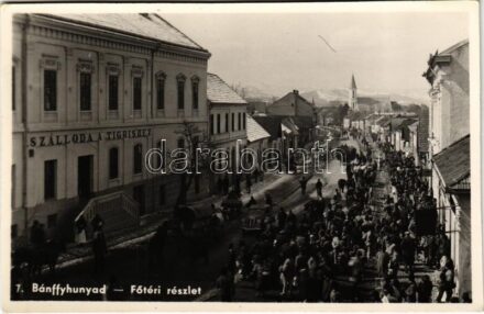 Bánffyhunyad, Huedin; Fő tér, Szálloda a Tigrishez, piac / main square, hotel, market