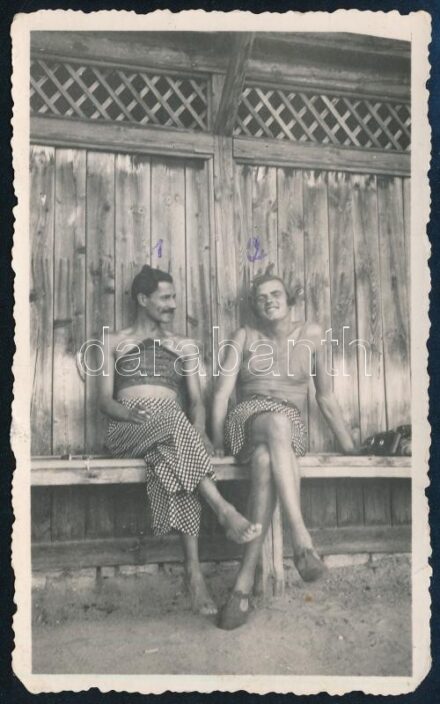 cca 1930 Gróf Esterházy József (jobbra) és Szatmáry-Király Ádám nőnek öltözve, tómalmi (Sopron) emlék, hátoldalon feliratozott fotó, 10,5×6,5 cm