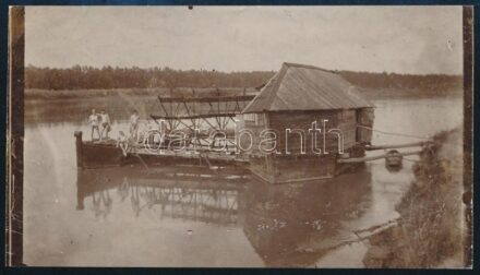 cca 1916 Parthoz rögzített úszómalom pihenő katonákkal, fotó, apró felületi sérülésekkel, 6,5×12 cm