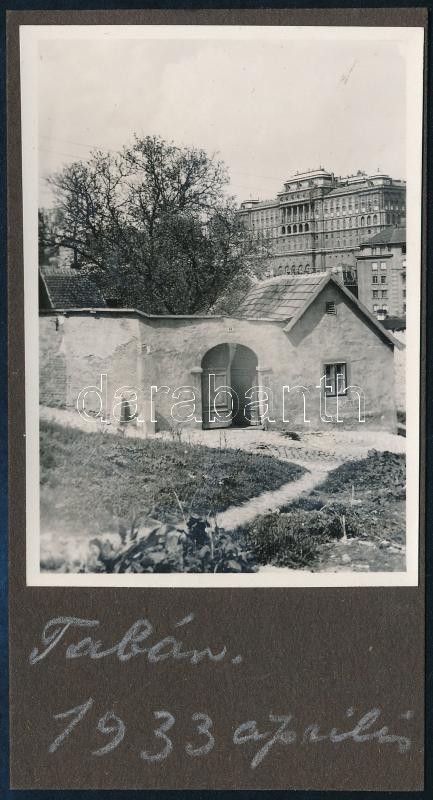 1933 Budapest, tabáni részlet, háttérbe a palota, kartonra ragasztott fotó, 8,5×6 cm