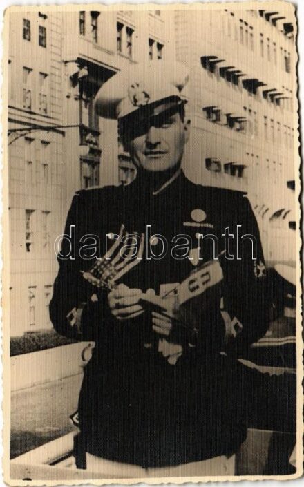 1938 Budapest, amerikai katona (?) zászlókkal. photo