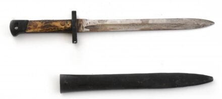 Átalakított bajonett, fém és agancs nyéllel, fém hüvellyel. Kopásnyomokkal, kisebb rozsdafoltokkal, h: 36,5 cm