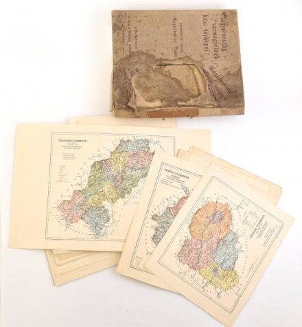 Magyarország vármegyéinek kézi térképei. Tervezte és rajzolta: Kogutowitz Manó. Bp., cca 1905. Magyar Földrajzi Intézet. 1-64. ig: Hiány: 20. 58. . Kiadói, sérült vászonborítású tékában. Hozzá kb 20 db megrendelő lap, külön