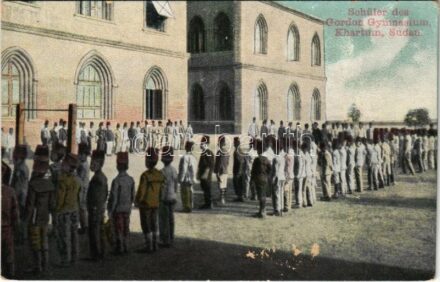 Khartoum, Khartum; Schüler der Gordon Gymnasium / Students of the Gordon High School (surface damage)