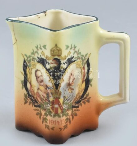 I. világháborús porcelán emlék tejes kiöntő Ferenc József és Vilmos császár portréjával. Matricás, kopott sérült. m: 9,5 cm
