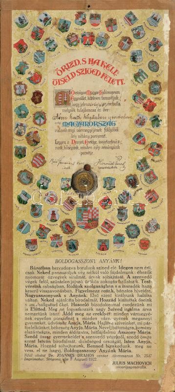 1922 Országos Magyar Hadimúzeum Egyesület nemzeti, irredenta ereklyéje, Magyarország valamennyi vármegyéjének földjéből származó földet tartalmazó emlék ércbulla, díszes emléklapon, kartonra ragasztva, sérült
