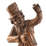 Jelzés nélkül: Mulatozó, faragott fa szobor, repedésekkel, több helyen javított, m: 38 cm - Image 2