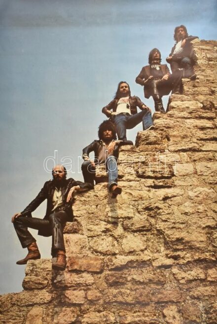 cca 1979 Piramis magyar rock együttes plakátja, (Som Lajos, Závodi János, Révész Sándor, Gallai Péter, Köves Miklós), fotó: Szebeni András. Bp., Képzőművészeti Alap, (Bp., Offset-ny.), a sarkain kis lyukakkal, a sarkok hátoldalain