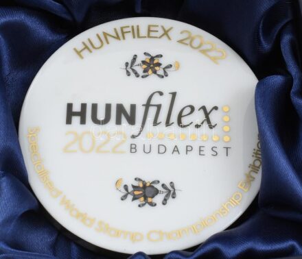 Herendi fekete Apponyi mintás Hunfilex 2022 Bélyeg világkiállítás porcelán plakett. Kézzel festett, jelzett, hibátlan. Díszdobozban. d: 8,5 cm
