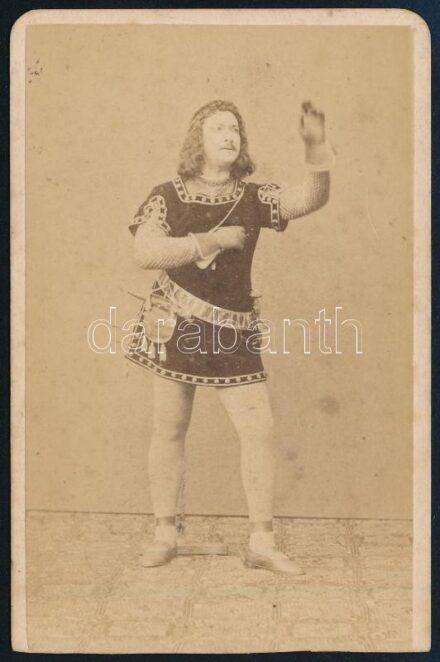 cca 1880-1890 Adolf von Sonnenthal (1934-1909) pesti születésű osztrák színész vizitkártyája, keményhátú fotó Adéle bécsi műterméből, hátoldalán feliratozva, alján vágott, 9,5x6 cm / Adolf von Sonnenthal (1934-1909) Austrian