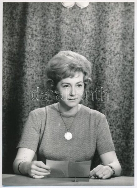 Lénárd Judit, a tragikusan elhunyt TV-bemondónő 1970-ben, hátoldalon feliratozott sajtófotó, Keleti Éva fotója, 18×13 cm