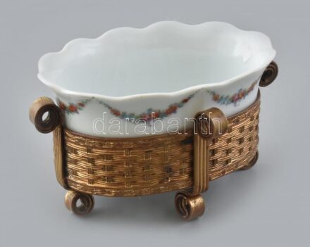 Kínálótálka, porcelán, fém tartóban, jelzett, kopásnyomokkal, 15x12cm