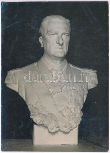 cca 1930 Horthy Miklós mellszobrának fotója, 17×12 cm