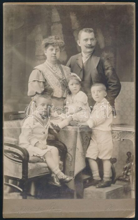 cca 1900 Pozsonyi család keményhátú fotója Mindszenty Béla műterméből, felületén töréssel, 21×13 cm