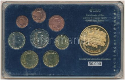 Luxemburg 2002. 1c-2E (8xklf) forgalmi összeállítás műanyag tokban + 'Europa - Luxembourg' aranyozott fém emlékérem T:1,1- patina Luxembourg 2002-2006. 1 Cent - 2 Euro (8xdiff) coin set in plastic case + 'Europa - Luxembourg' gilt