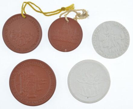 NDK 4xklf kerámia emlékérem, mindegyik a Meisseni Porcelánmanufaktúra gyártói jelzésével + DN 'Szent László' kétoldalas kerámia emlékérem (40mm) T:1,1- GDR 4xdiff ceramic medallion all with Porcelain Manufactory of Meissen's maker's
