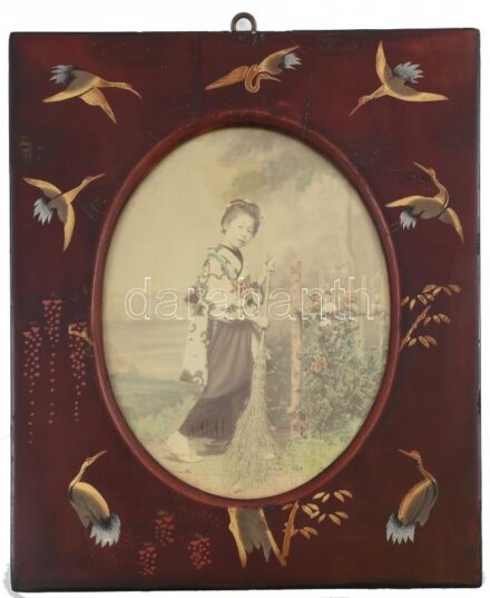 2 db régi japán lakkozott fa képkeret, kézzel festett, benne régi színezett fotókkal. Sérülésekkel, kopásnyomokkal, 38x32 cm (belső méret: 25,5x20 cm)