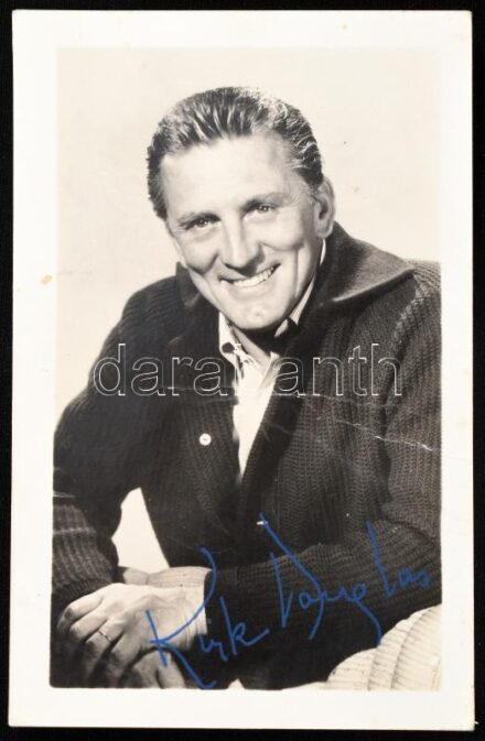 Kirk Douglas színész aláírása az őt ábrázoló képen, felületén törésnyomok
