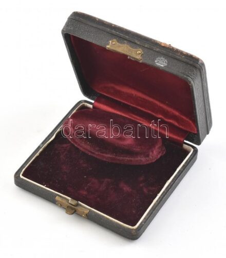 Antik ékszertartó dobozka, bársony béléssel, bőr borítással, kopott, 8x8cm