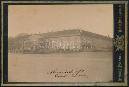 cca 1880 Nezsider / Neuisiedl Burgenland kaszárnya keményhátú fotó, 16x10 cm Hátulja sérült ./ cca 1880 Neuisiedl military barracks Burgenland cartboard photo, backside damaged 16x10 cm.