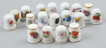 18 db virágmotívumos porcelán gyűszű, kopott.