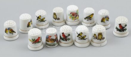 13 db madármotívumos porcelán gyűszű, kopott.