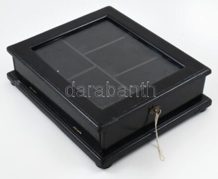 Régi fa szivartartó doboz / humidor, kulccsal, kopott, 33x29x10cm
