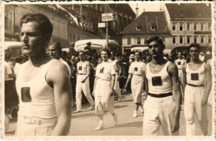 1938 Brassó, Kronstadt, Brasov; Magyar nap a Kolping-mozgalom szervezésében a Főtéren, háttérben a Fekete templom / Hungarian parade of the Kolping Network. Foto Adler Oscar, photo