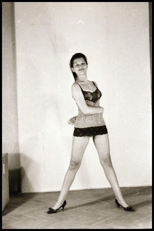 Akt modellnek készül, de még nem elég bátor, fehérneműs, műtermi felvételek, 29 db vintage NEGATÍV, 36x24 mm