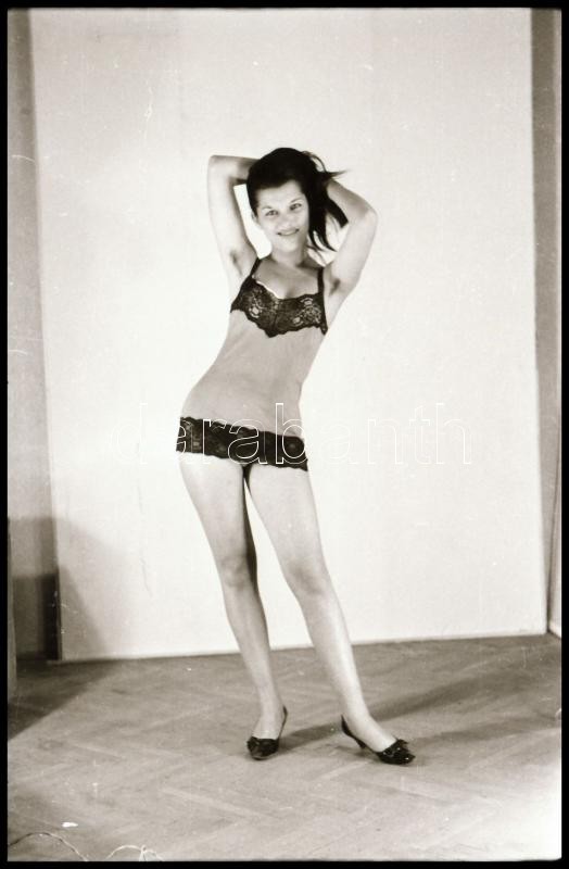 Akt modellnek készül, de még nem elég bátor, fehérneműs, műtermi felvételek, 29 db vintage NEGATÍV, 36x24 mm - Image 4