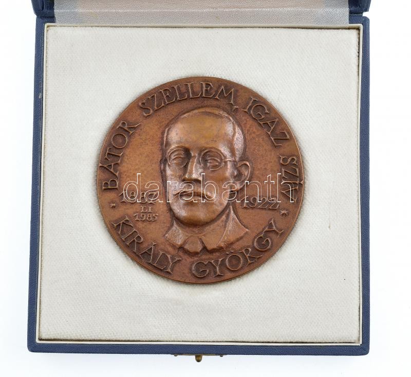 Lapis András (1942-) 1985. 'Bátor szellem, igaz szív - Király György' kétoldalas Br emlékérem tokban (90mm) T:1- - Image 3