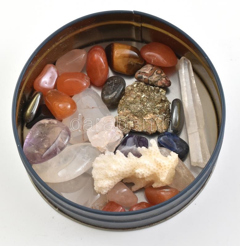 Vegyes ásványok fém dobozban.