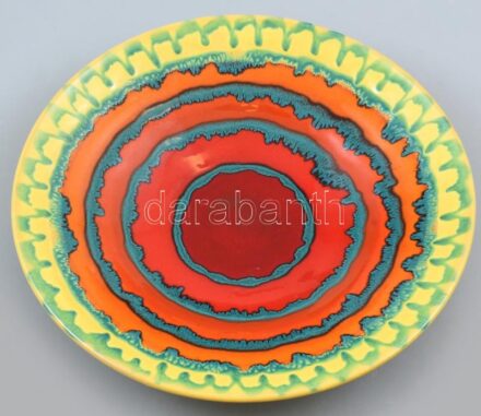 Színes mázakkal festett retró kerámia tányér, kopásnyomokkal, jelzés nélkül, d: 27 cm