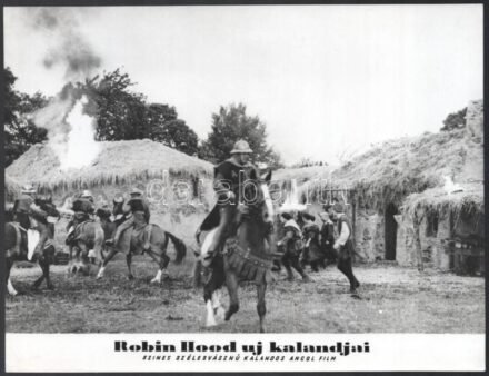 cca 1960 ,,Robin Hood új kalandjai' című angol film három jelenete, 3 db vintage produkciós filmfotó, ezüst zselatinos fotópapíron, két fotón kisebb szakadás (hátoldalon megragasztva), 18x24 cm