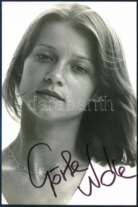 Görbe Nóra (1956-) színművésznő aláírása az őt ábrázoló képen