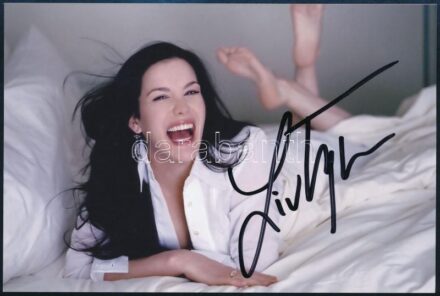 Liv Tyler színésznő aláírása az őt ábrázoló képen