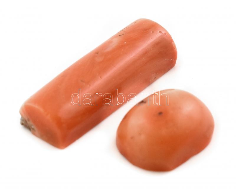 2 db csiszolt piros korall, h: 2,8 cm és 1,6 cm