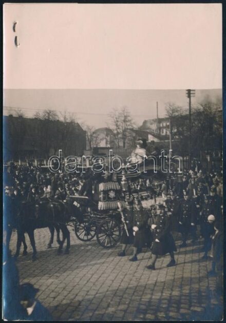 1914 Hajdu István repülő, párbaj áldozatának temetése. Az Est sajtófotója. hozzátűzött felirattal / 1914 Press photo with stich 17x11 cm