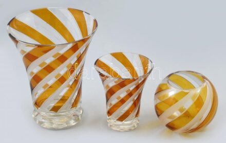 3 darabos asztali díszváza szett. Borostyánüveg, mart, csiszolt. A legkisebben apró lepattanással. 10,11,17 cm