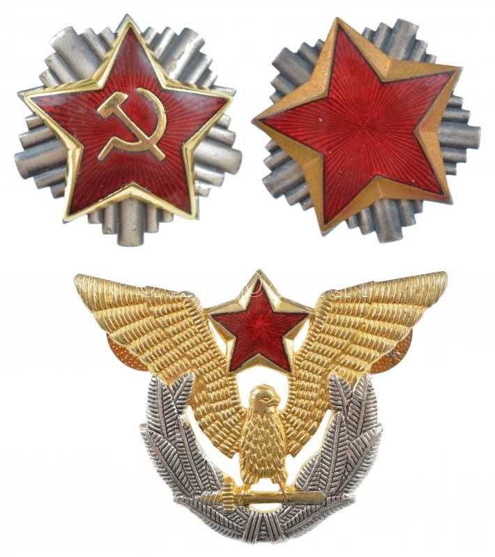 Jugoszlávia DN 'Vörös csillag' zománcozott fém sapkajelvény csavaros hátlappal (2xklf, egyik 'Aurometal Subotica', másik 'IKOM Zagreb' gyártói jelzéssel) + Légierős tiszti sapkajelvény, zománcozott vörös csillaggal, csavaros