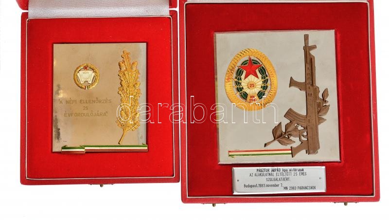 1983. 'MN (Magyar Néphadsereg) 25 - MN2983 / Pásztor Árpád kpa. elvtársnak az alakulatnál eltöltött 25 éves szolgálatáért. Budapest, 1983. november 7. MN 2983 parancsnok' részben aranyozott, zománcozott plakett dísztokban (125x116mm,
